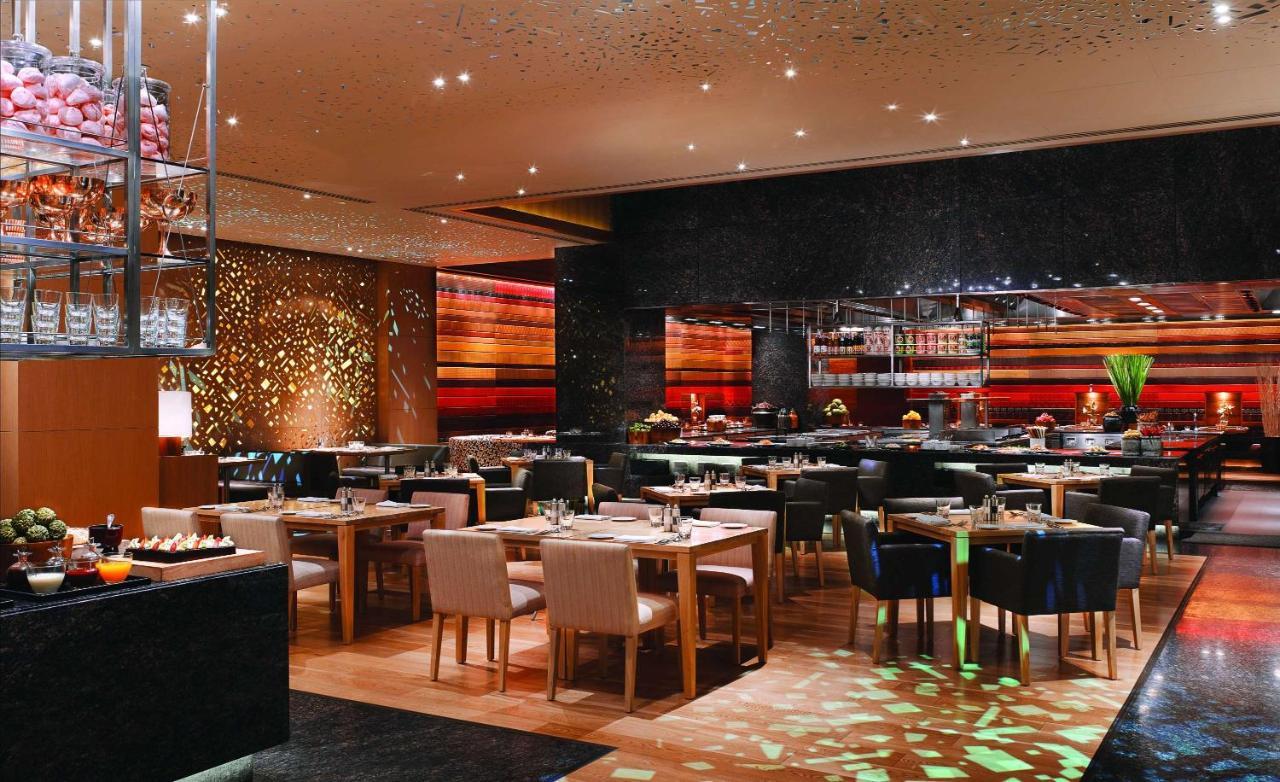 Grand Hyatt Mumbai Hotel&Residences Bagian luar foto The interior of the restaurant