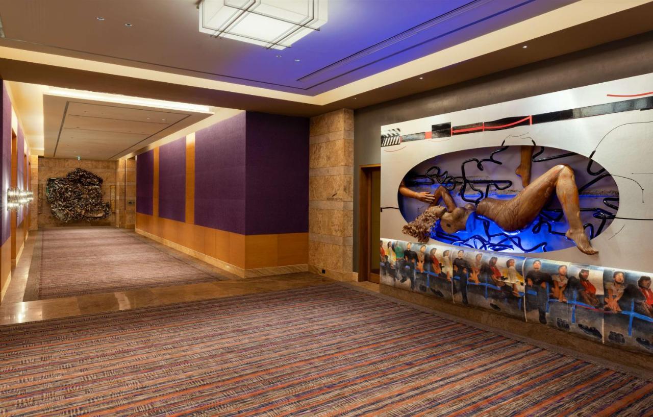 Grand Hyatt Mumbai Hotel&Residences Bagian luar foto The hallway of the Hard Rock Hotel