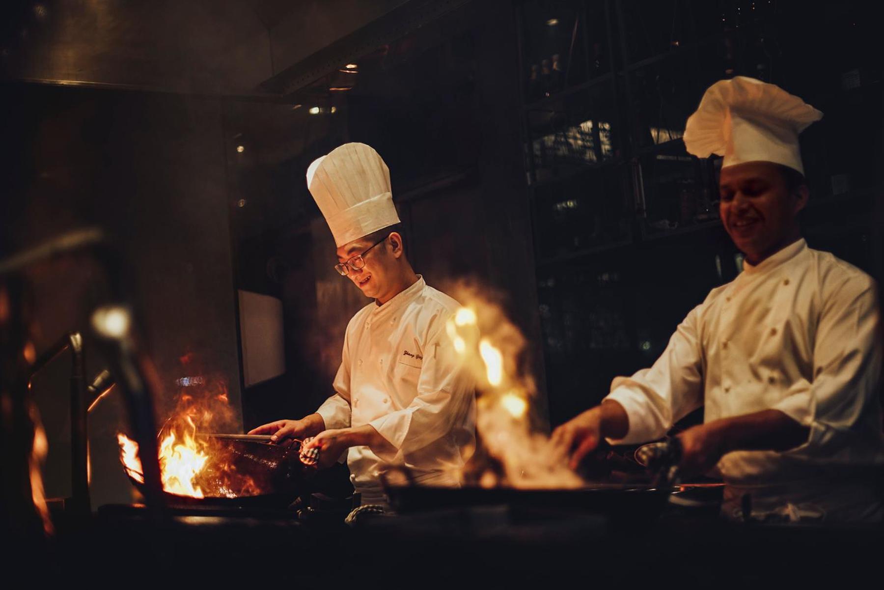 Grand Hyatt Mumbai Hotel&Residences Bagian luar foto Cooking with a wok