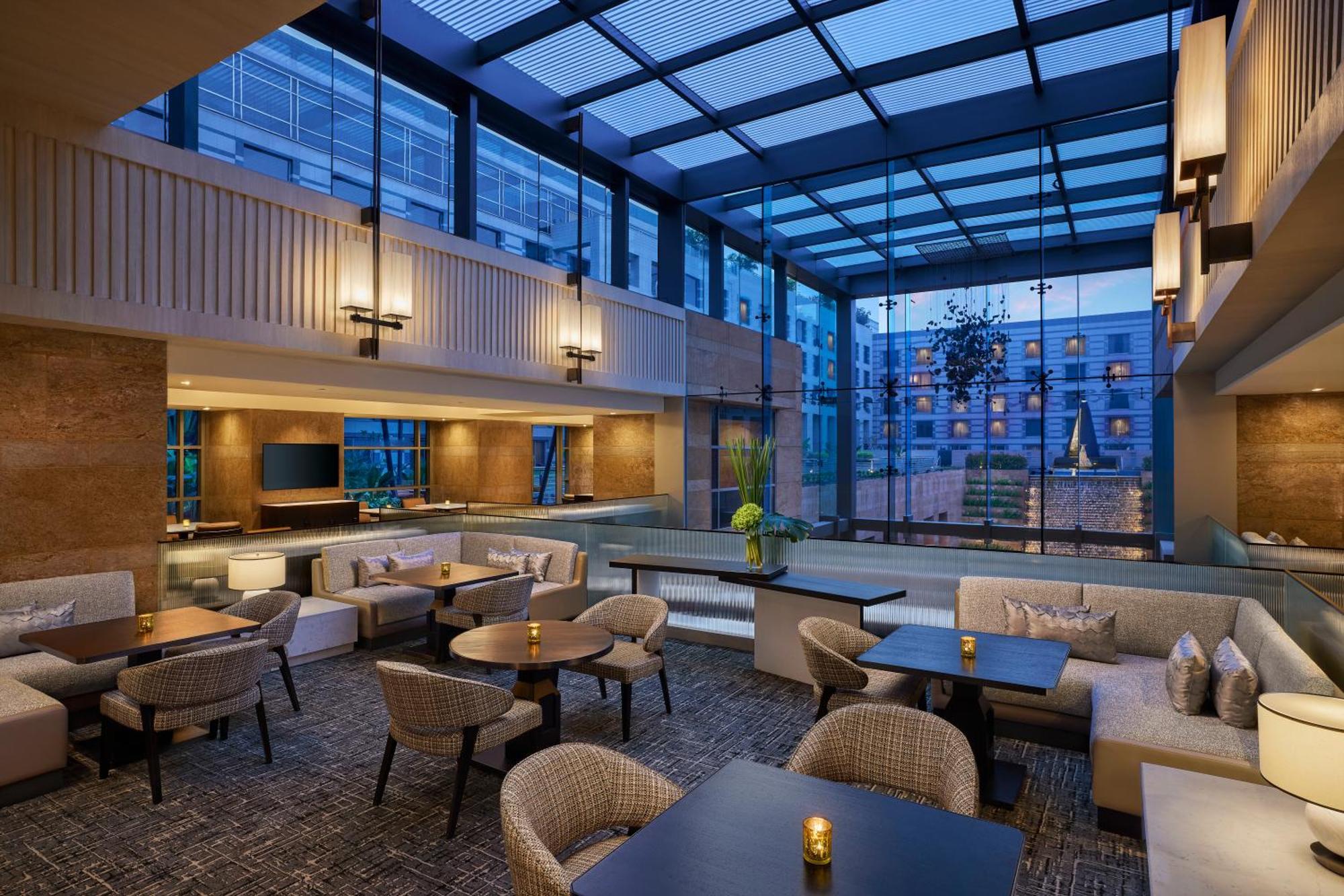 Grand Hyatt Mumbai Hotel&Residences Bagian luar foto The Lounge at the Westin