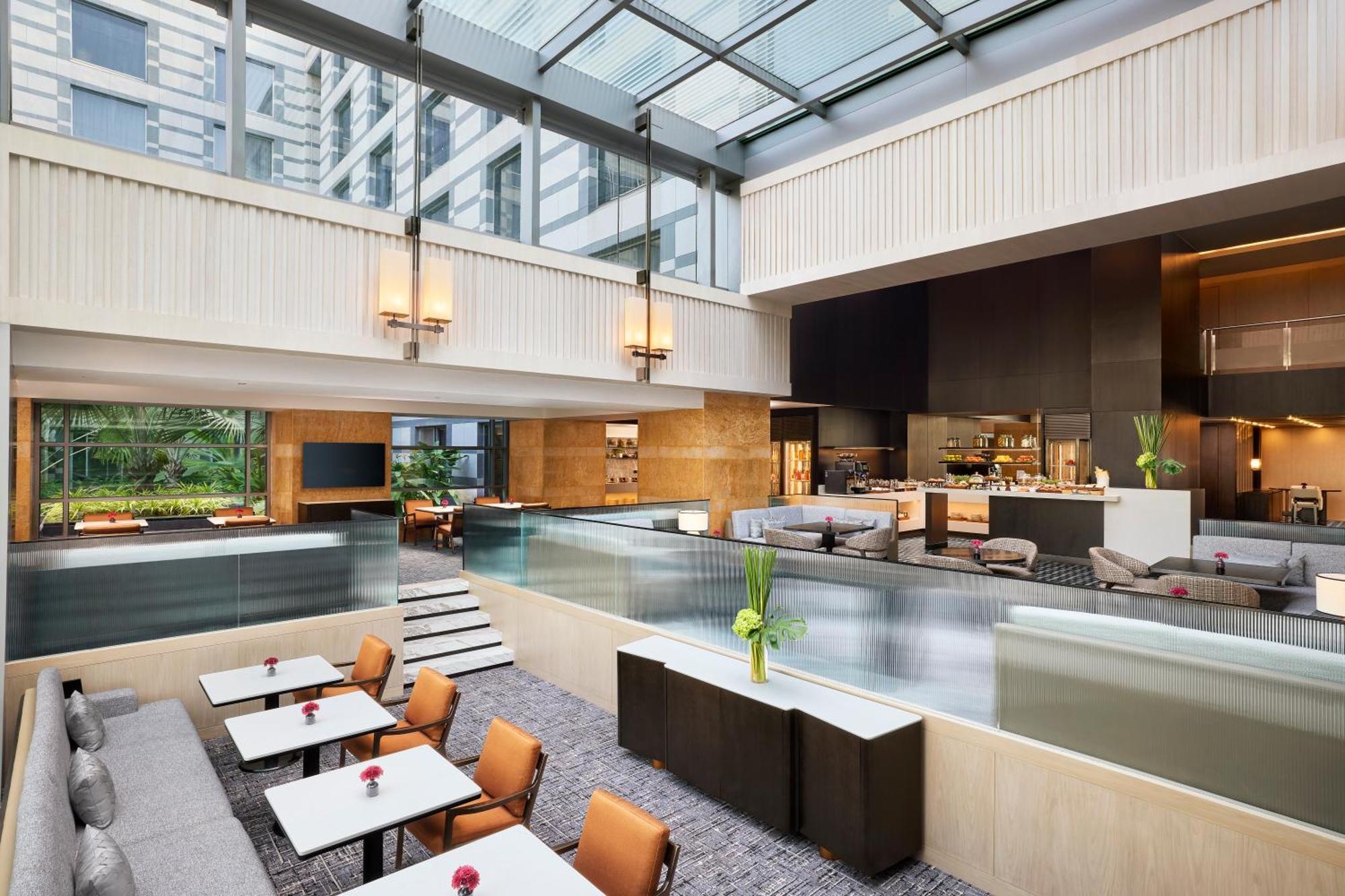 Grand Hyatt Mumbai Hotel&Residences Bagian luar foto The Lounge at Hong Kong International Airport
