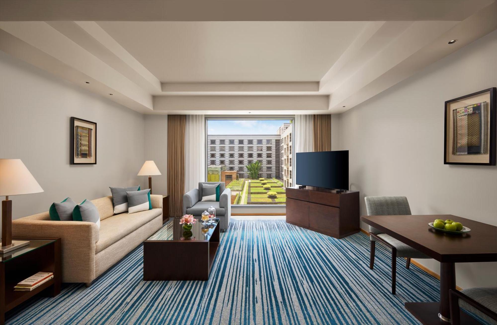 Grand Hyatt Mumbai Hotel&Residences Bagian luar foto Living room of a suite